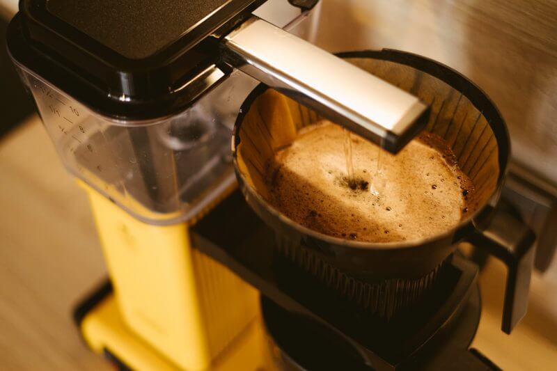 Заваривание кофе в капельной кофемашине